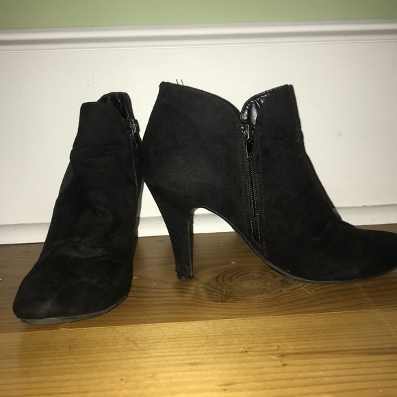 Black heeled booties - Picture 1 of 3